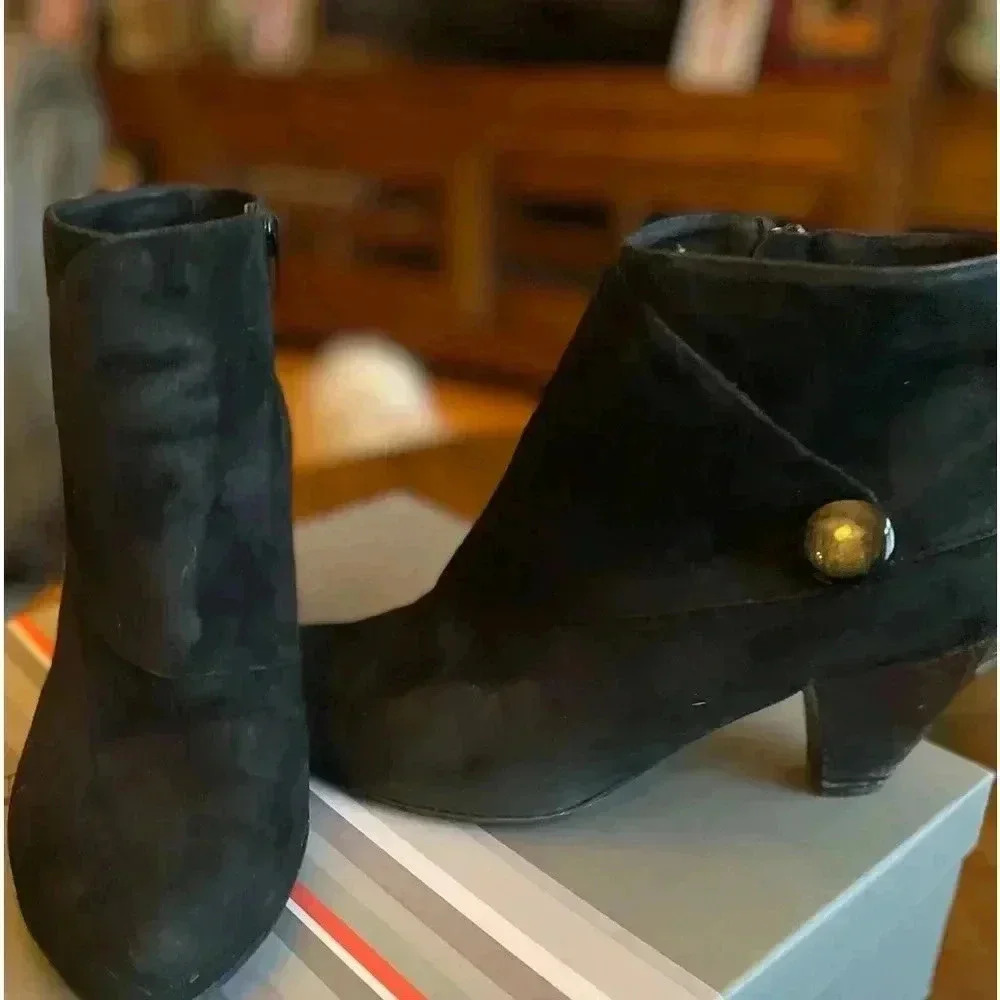 Vigotti black suede boooties